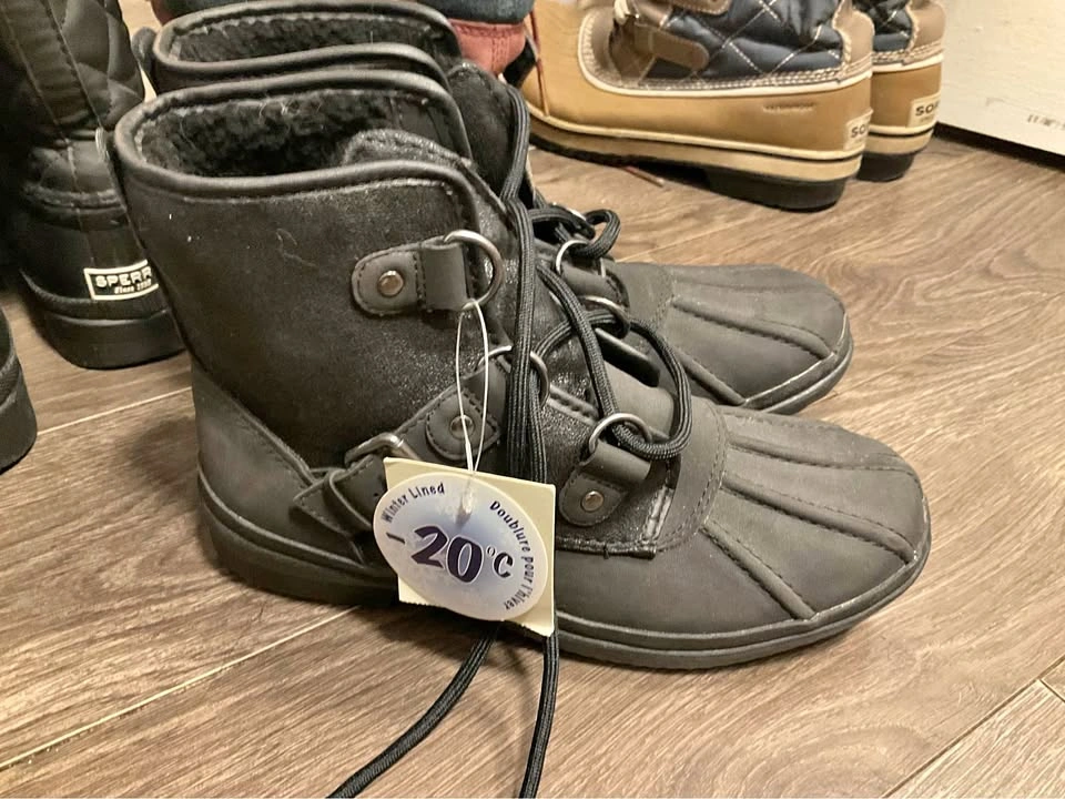 Women winter boot size 6