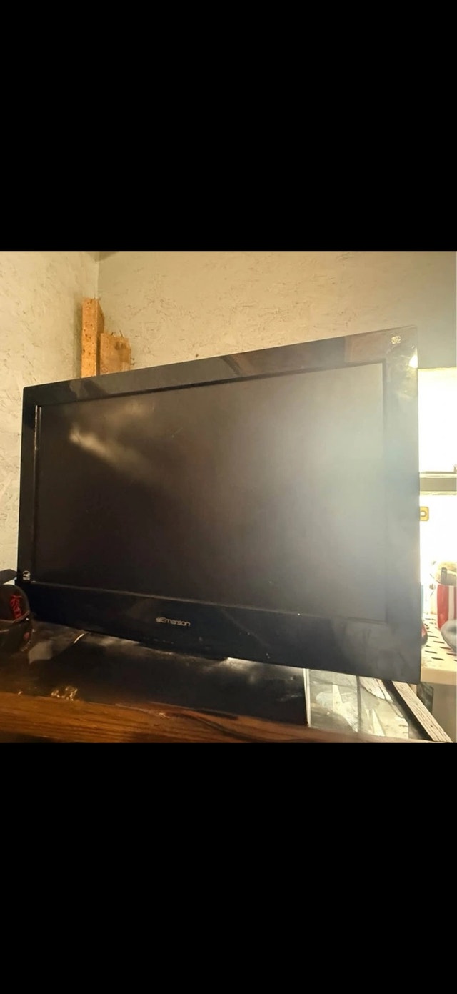 Emerson 26-inch LCD TV - photo 3