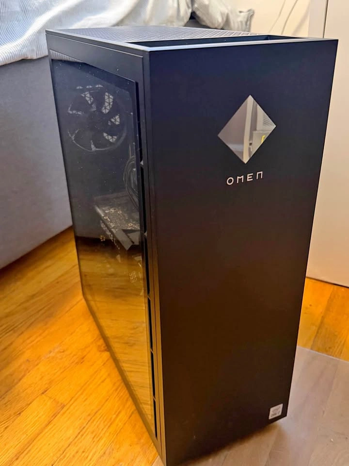Gaming PC with Intel i7-10700F, 24 GB RAM, RTX 2060, 2 TB