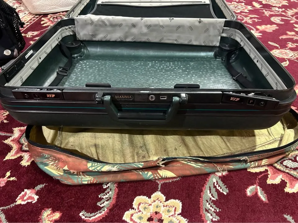 Vintage V.I.P Suitcase - Dark Grey Camo Cover image indicator(2)