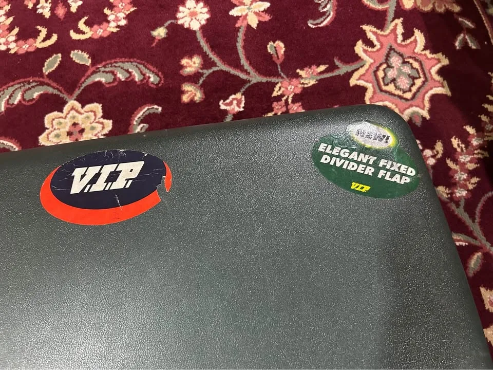 Vintage V.I.P Suitcase - Dark Grey Camo Cover image indicator(3)