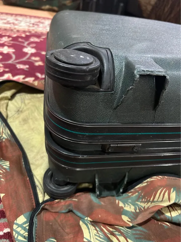 Vintage V.I.P Suitcase - Dark Grey Camo Cover image indicator(4)
