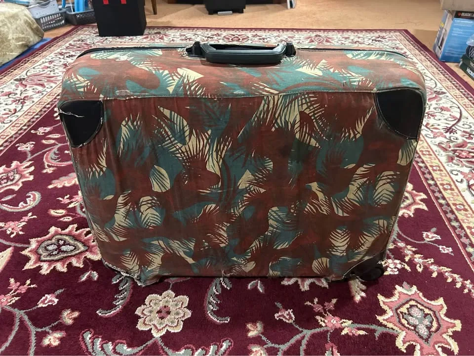 Vintage V.I.P Suitcase - Dark Grey Camo Cover image indicator(5)