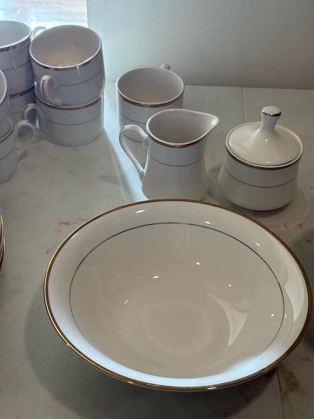 White and Gold Trim Dinnerware Set - photo 2