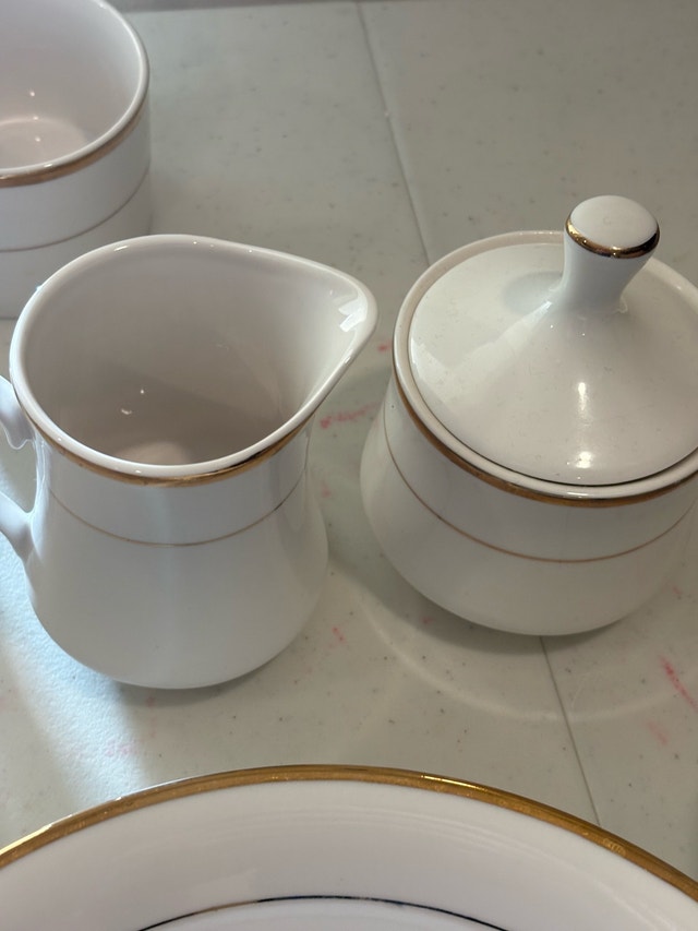White and Gold Trim Dinnerware Set - photo 3