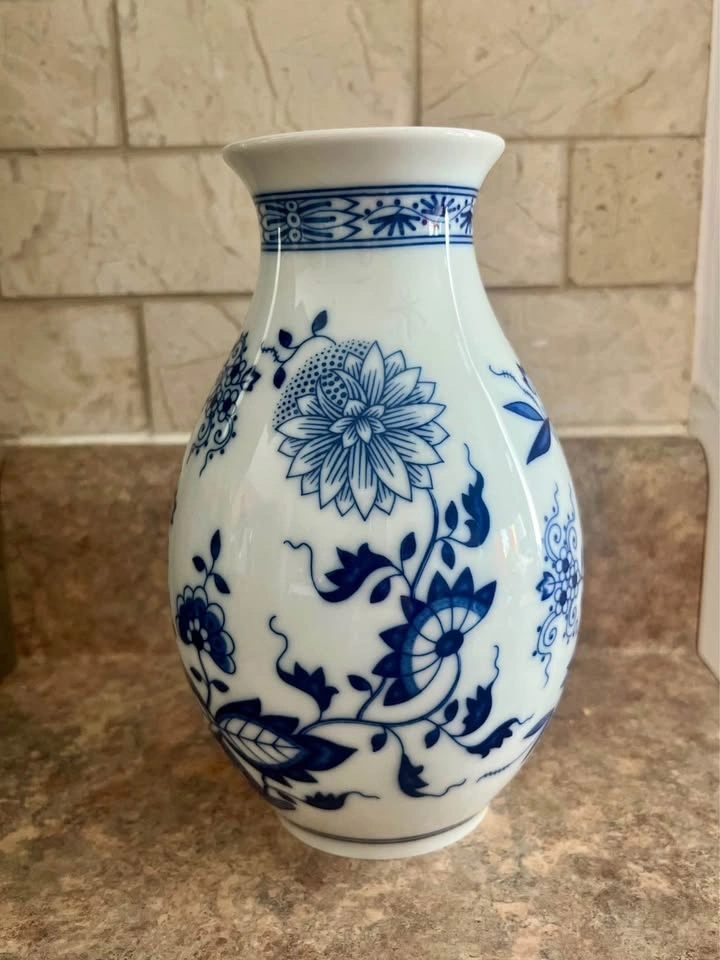 Vintage Hutschenreuther German Porcelain Vase - Blue & White - photo 2