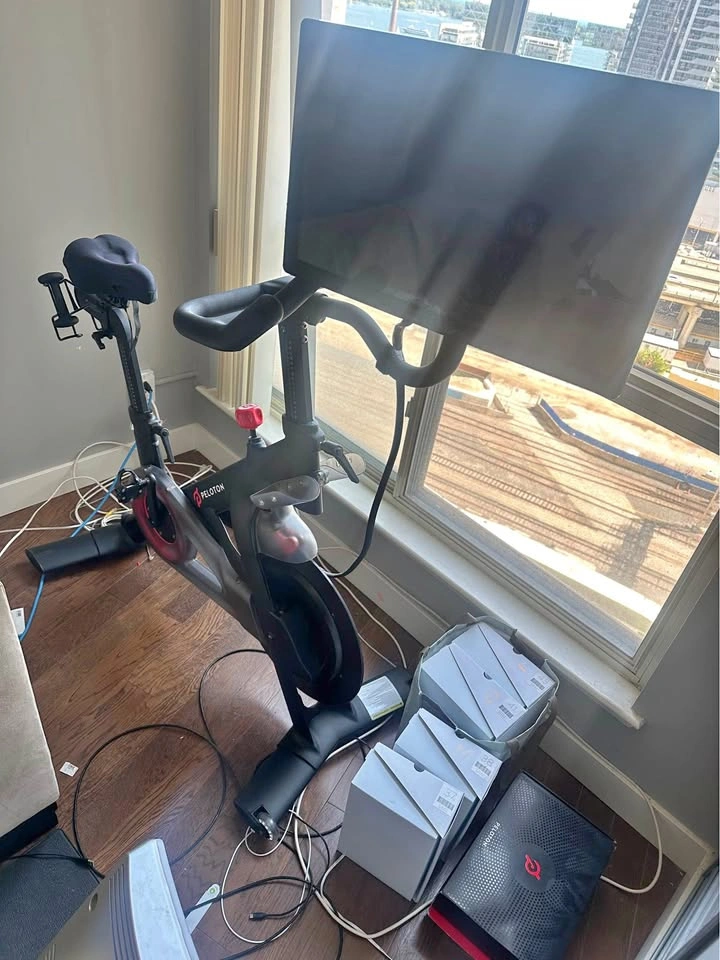 Peloton (w 5 Pairs of Shoes / Swivel Screen)
