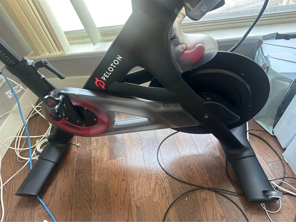 Peloton (w 5 Pairs of Shoes / Swivel Screen) - photo 2