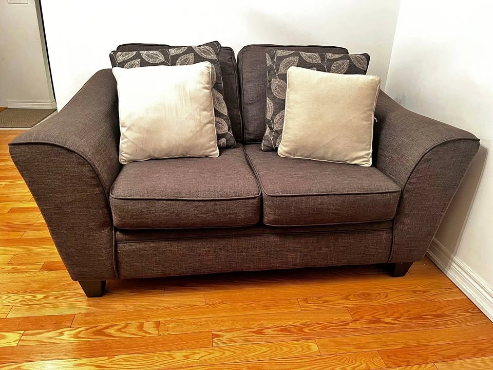 Dark brown LoveSeat (Brick)