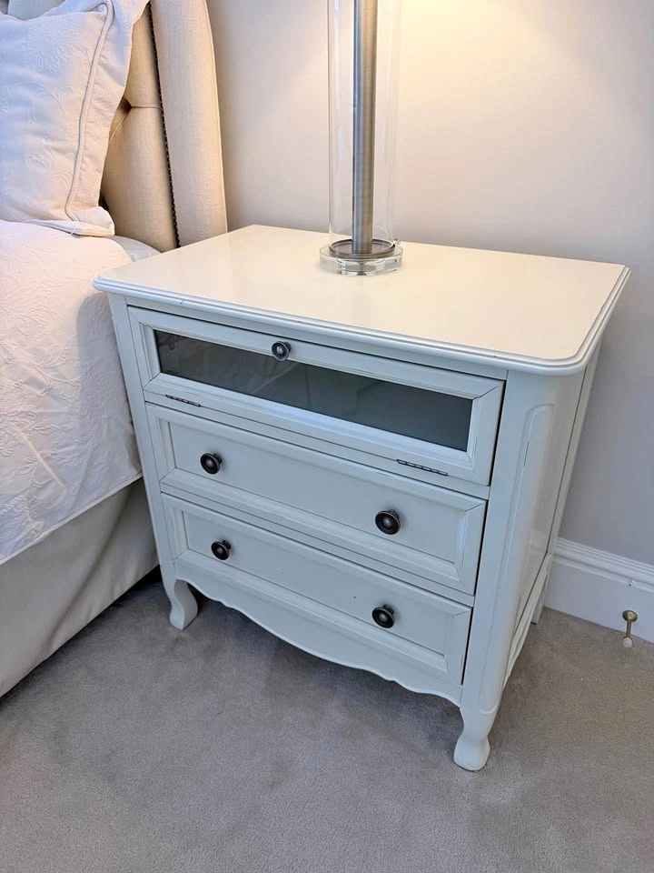 White 3-Drawer Nightstand with Glass Front