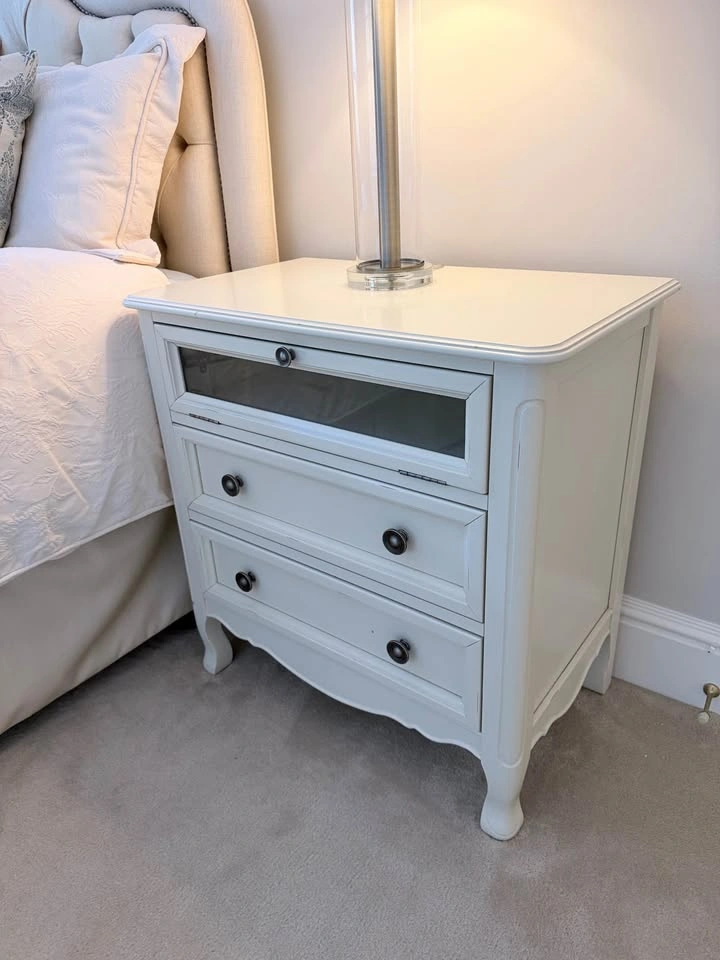 White 3-Drawer Nightstand with Glass Front - photo 3