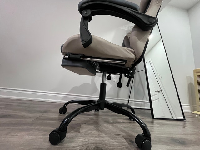 Gaming Chair with Retractable Footrest