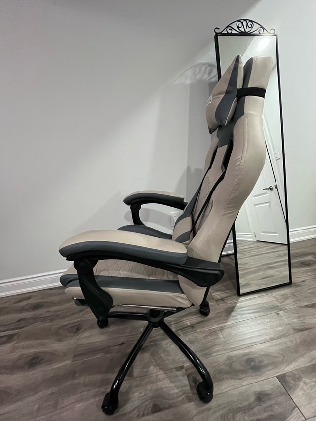 Gaming Chair with Retractable Footrest - photo 2