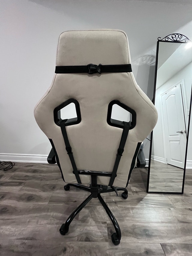 Gaming Chair with Retractable Footrest - photo 3