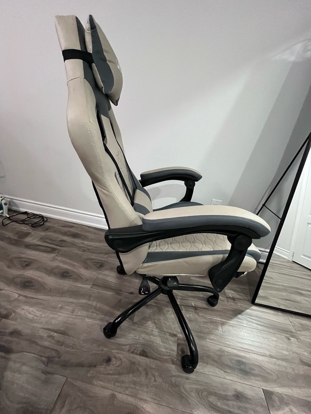 Gaming Chair with Retractable Footrest - photo 4