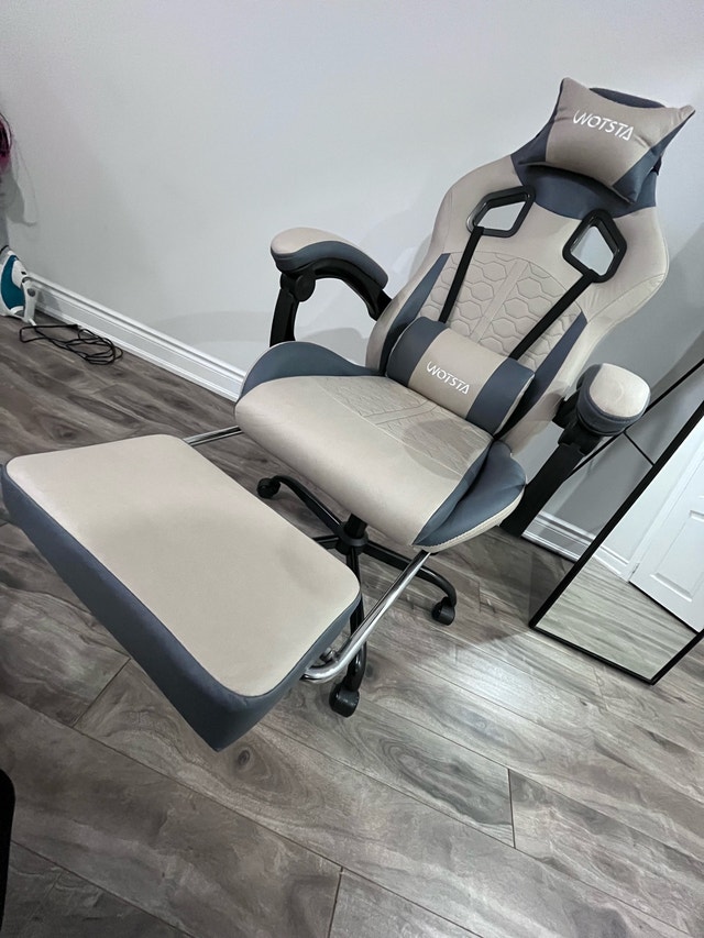Gaming Chair with Retractable Footrest - photo 5