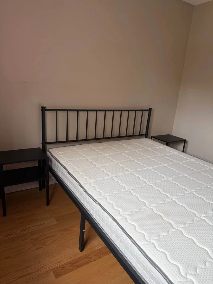 Queen Bed + Like-New Mattress + 2 IKEA Nightstands - photo 2