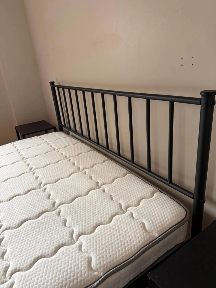 Queen Bed + Like-New Mattress + 2 IKEA Nightstands - photo 5