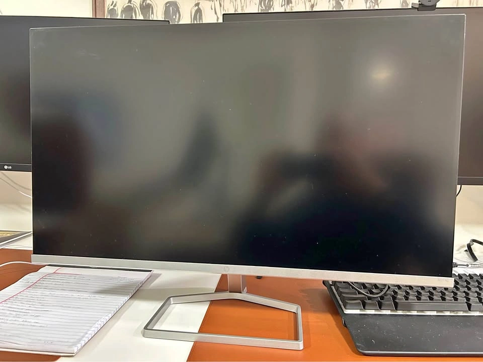 HP 27” QHD Monitor – Excellent Condition – Low Blue Light