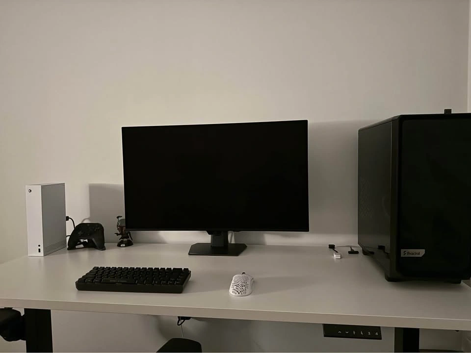 ROG Strix OLED XG32UCDS Monitor (4K, 32 Inch, 165hz, QD-OLED) - photo 2