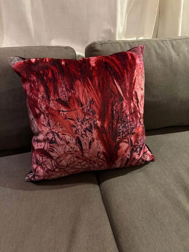 Three pink pillows (3 inserts feather/down filled) - photo 2