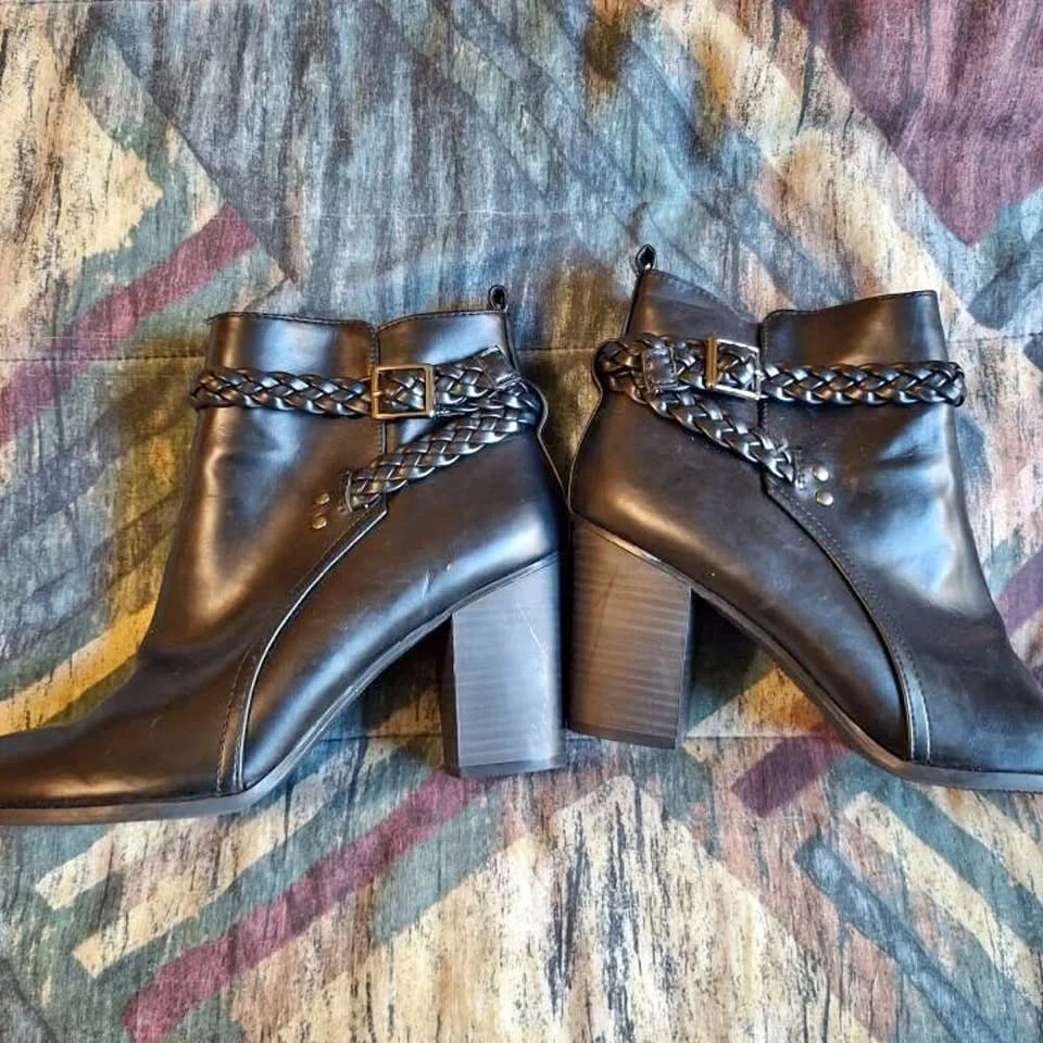 Fioni Black Heeled Ankle Boots – Women's Size 11 – Like New