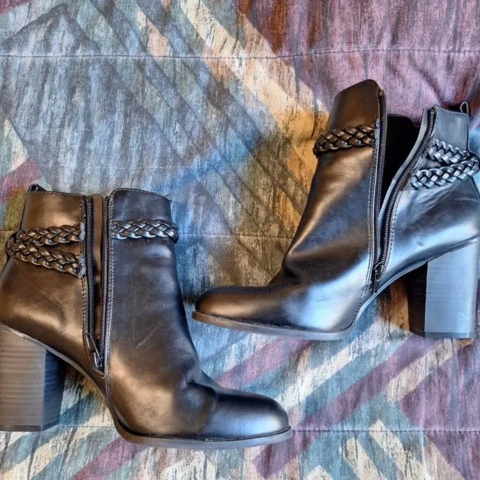 Fioni Black Heeled Ankle Boots – Women's Size 11 – Like New - photo 2