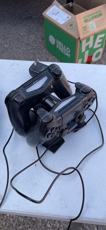 PlayStation 4 Console with 2 Controllers - photo 2