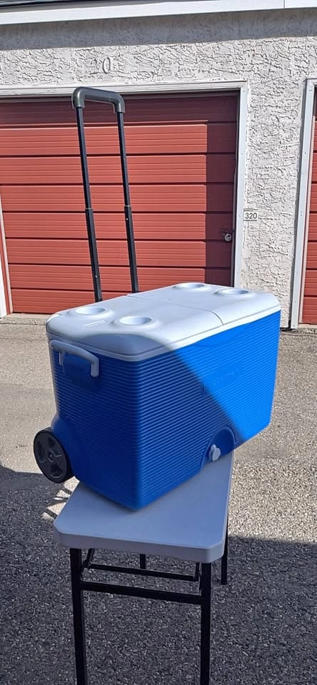 Rubbermaid Wheeled Cooler