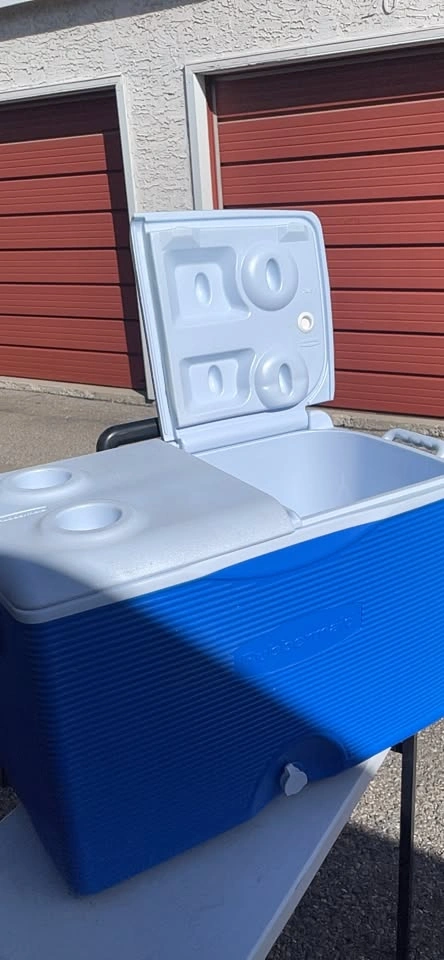 Rubbermaid Wheeled Cooler - photo 2
