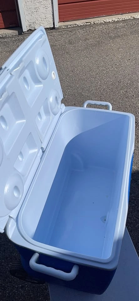 Rubbermaid Wheeled Cooler - photo 3