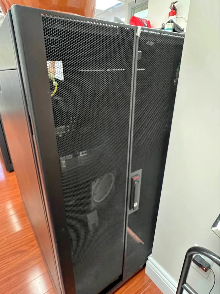 APC NetShelter Server Rack Enclosure