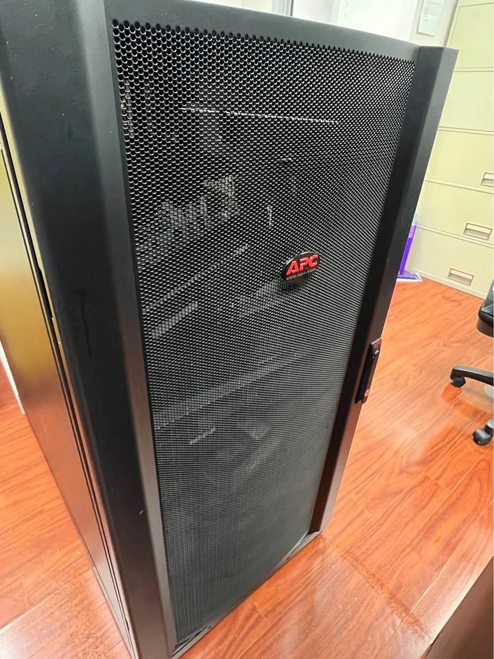 APC NetShelter Server Rack Enclosure - photo 3
