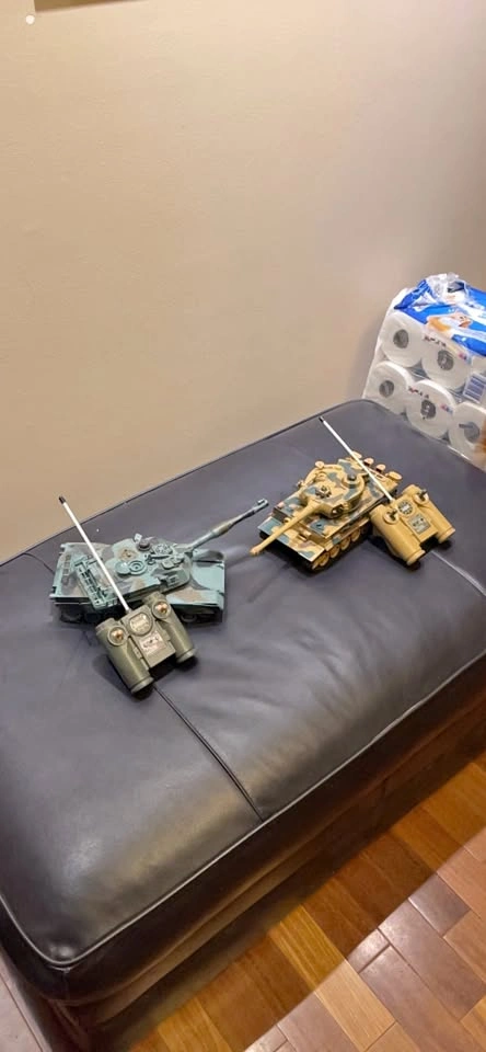 Remote Control Tanks with Remotes