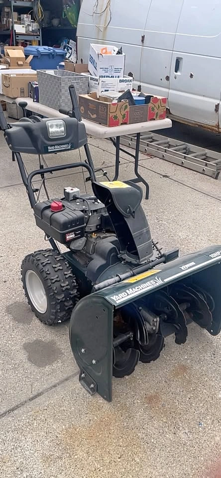 10HP/28” Yard Machines Snow King Snow Blower