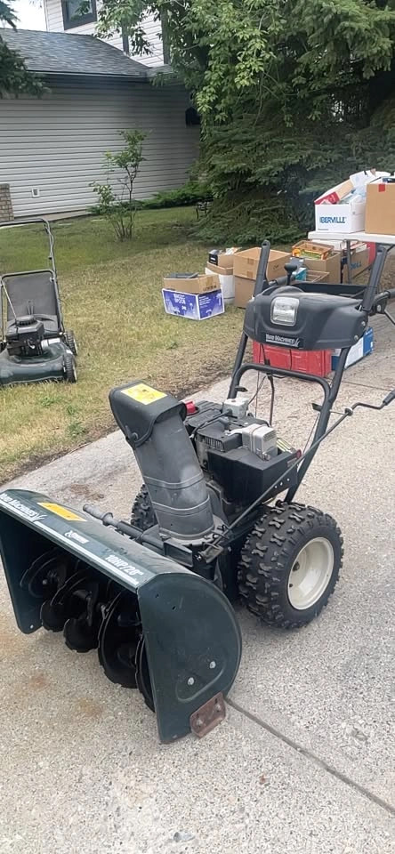 10HP/28” Yard Machines Snow King Snow Blower - photo 2