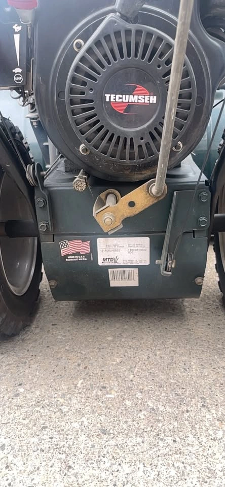 10HP/28” Yard Machines Snow King Snow Blower - photo 4
