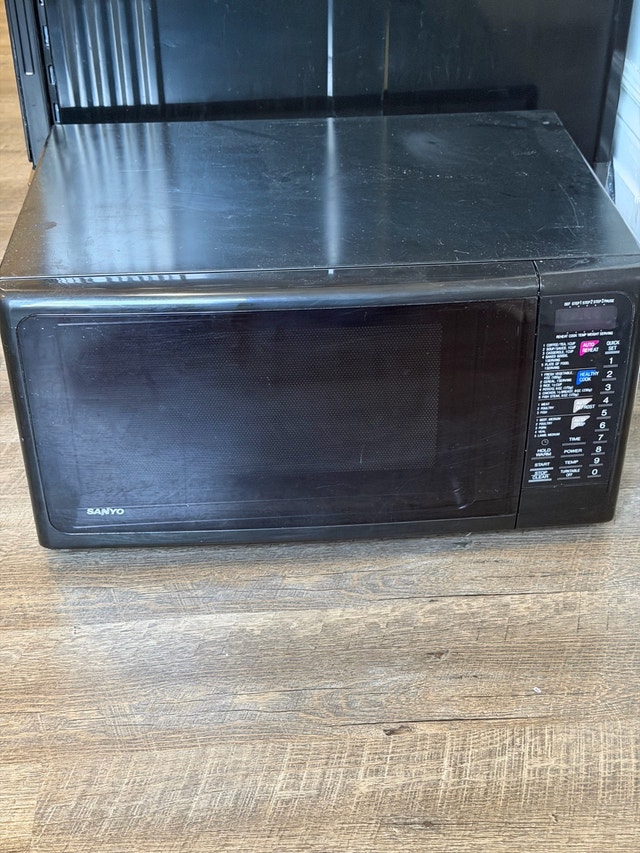 Great Deal Black Sanyo Microwave/ Convection Model - photo 2