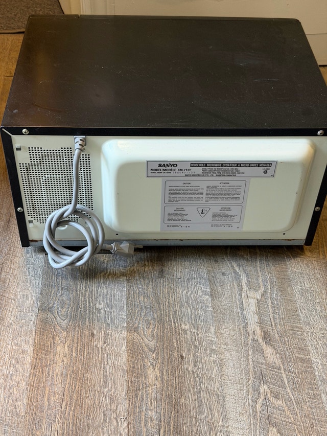 Great Deal Black Sanyo Microwave/ Convection Model - photo 5