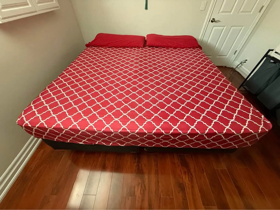 King Mattress + Metal Bed Frame + Box Spring – Good Condition - photo 2