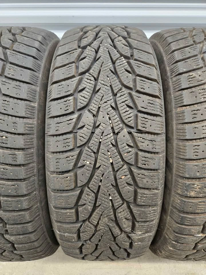 235/65/16C Winter Tire Set - photo 3