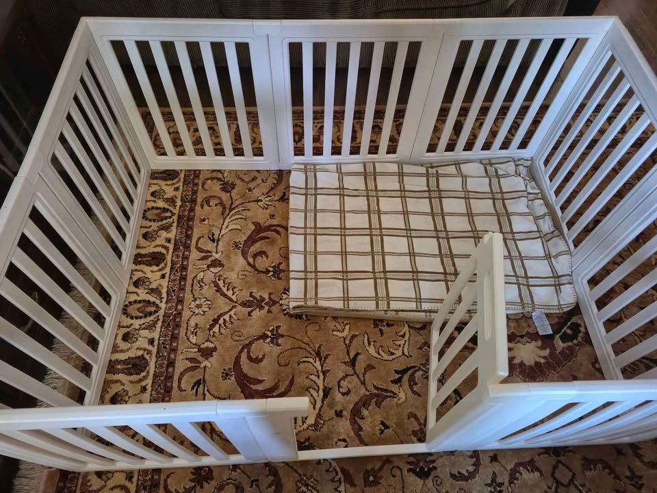 10-Panel Plastic Modular Playpen (with Door) – Excellent Conditi - photo 2