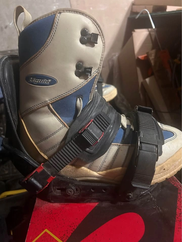 Vintage Burton Snowboard w/ Bindings - photo 5