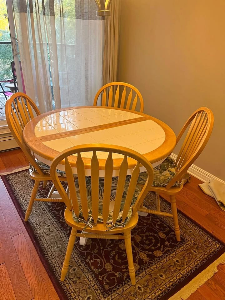Extendable Dining Table with 4 chairs