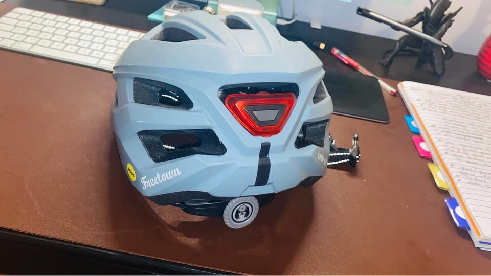 Bike helmet with rear safety light - photo 2