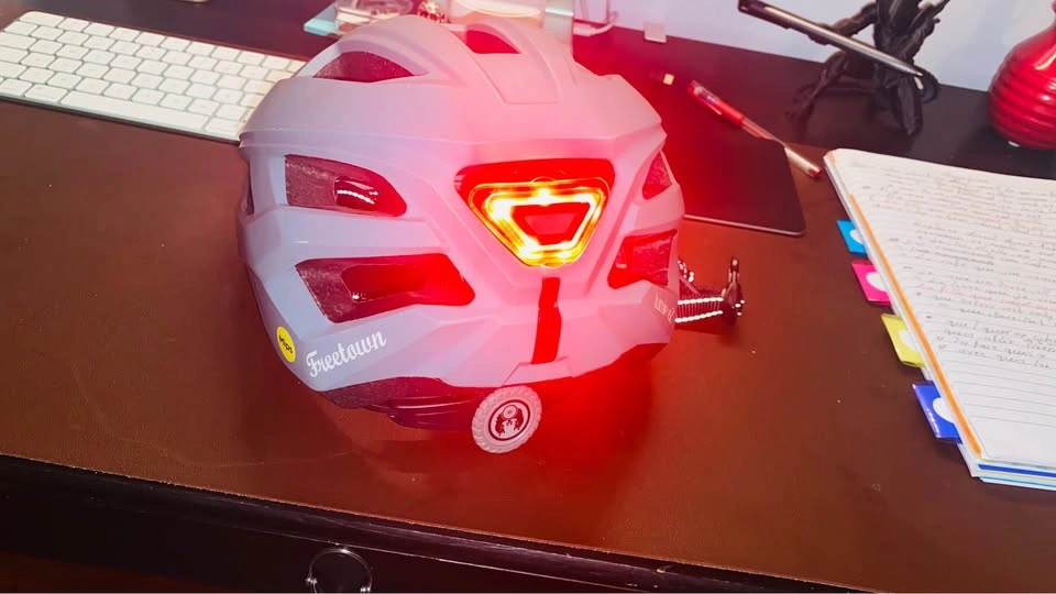 Bike helmet with rear safety light - photo 3