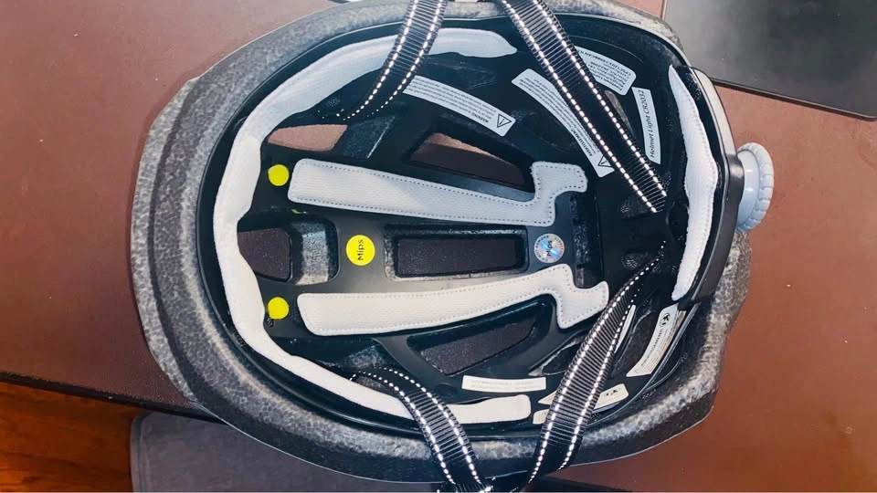 Bike helmet with rear safety light - photo 4