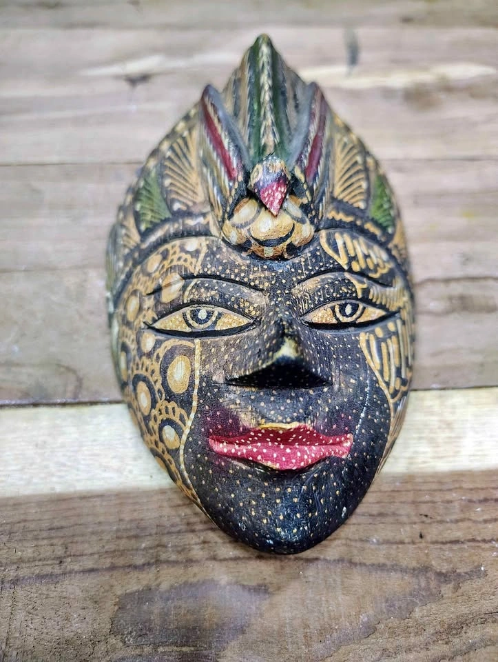 INDONESIAN JAVANESE HAND CARVED BATIK MASK. 13 X 10 CM