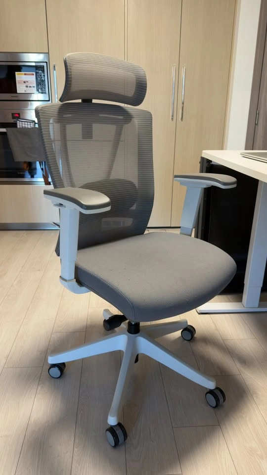 Moving sale: Standing desk setup with MSI 40-inch monitor - photo 3