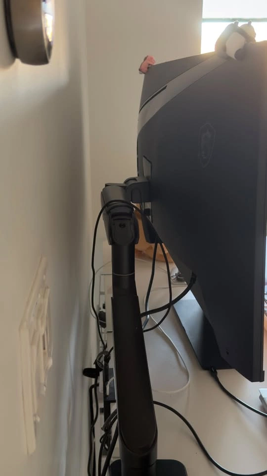 Moving sale: Standing desk setup with MSI 40-inch monitor - photo 5